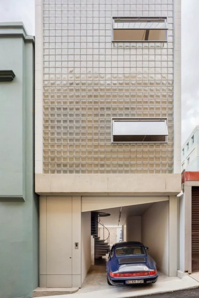 2. Area Fasad / Dinding Eksterior Depan