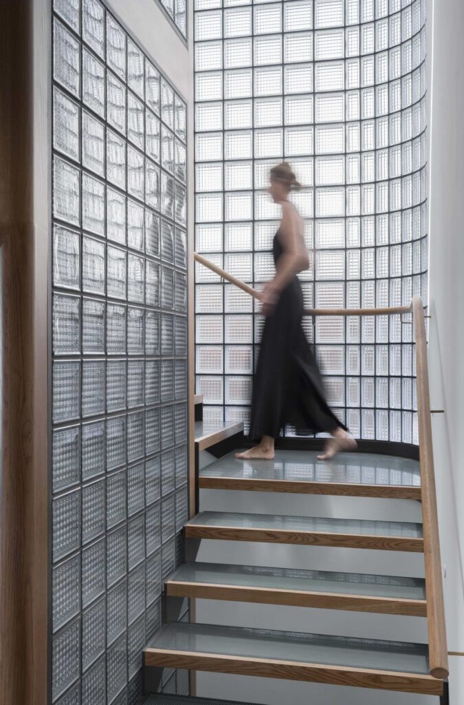 3. Dinding Area Tangga (Stairwell)