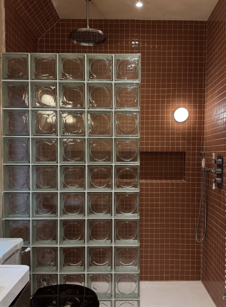 1. Dinding Partisi Kamar Mandi (Shower Screen)